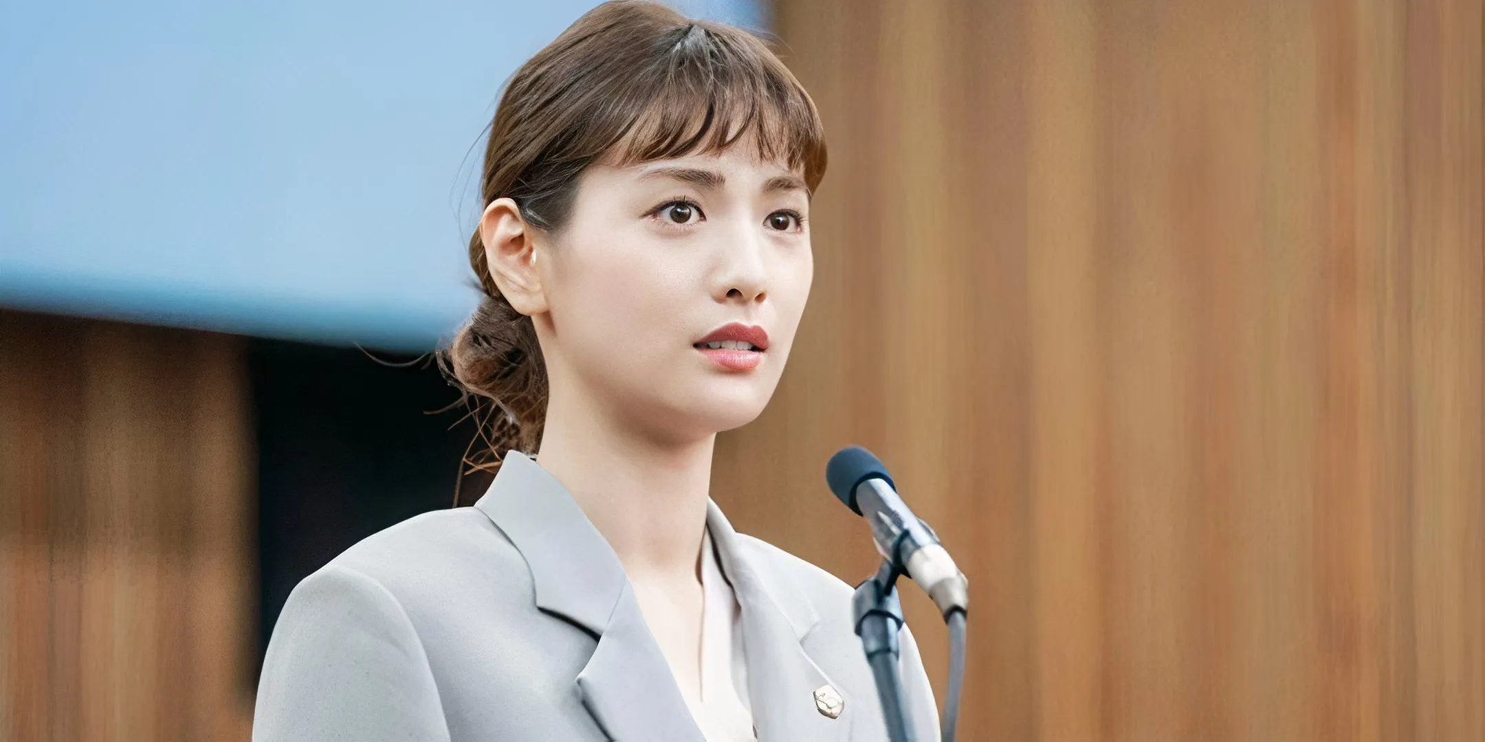 Im Jin-ah (Nana) با میکروفون صحبت می کند. 
