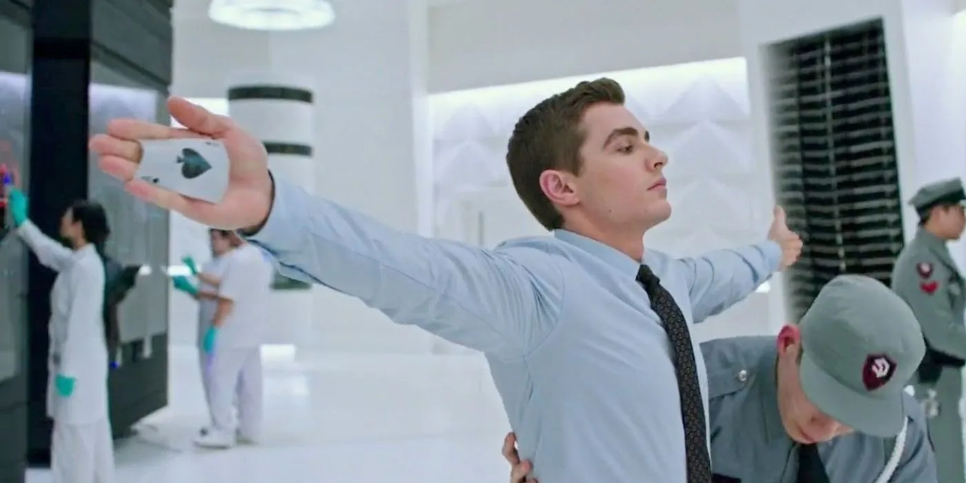 جک وایلدر در حال انجام یک حقه کارت در Now You See Me 2 است