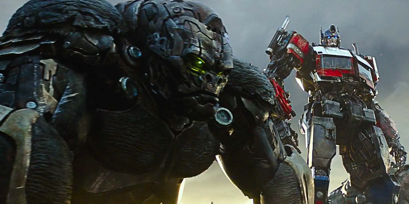Optimus Primal در کنار Optimus Prime در Transformers: Rise of the Beasts