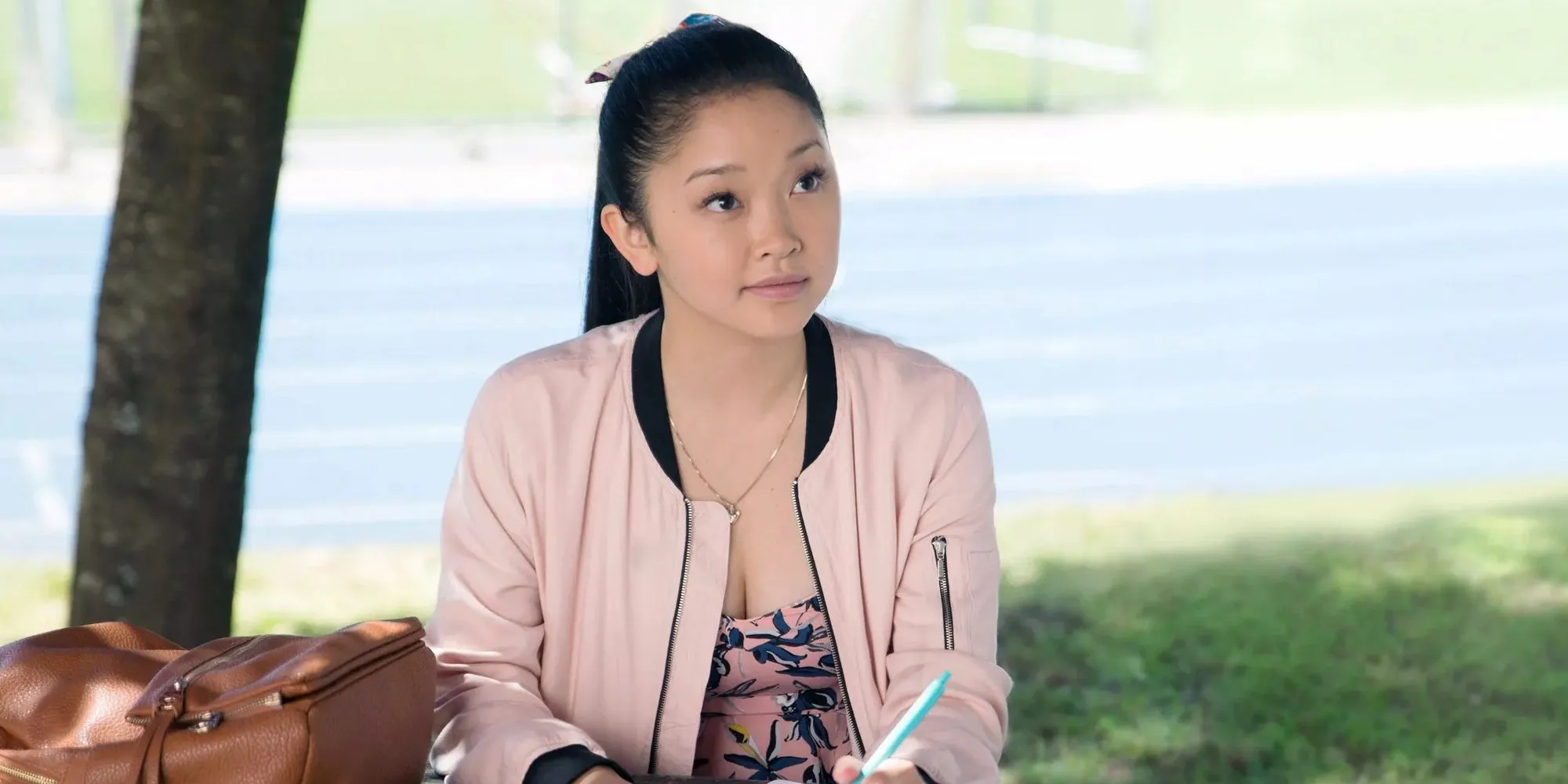 lana condor در حال نگاه کردن به تمام پسران من قبل از
