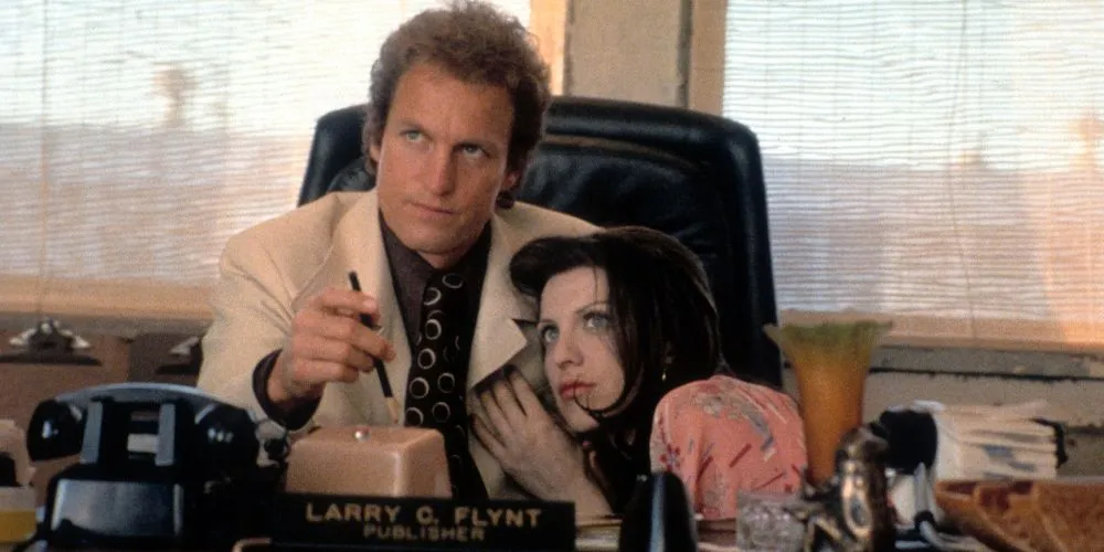 لاری در فیلم The People vs. Larry Flynt پشت میزش با Althea می نشیند