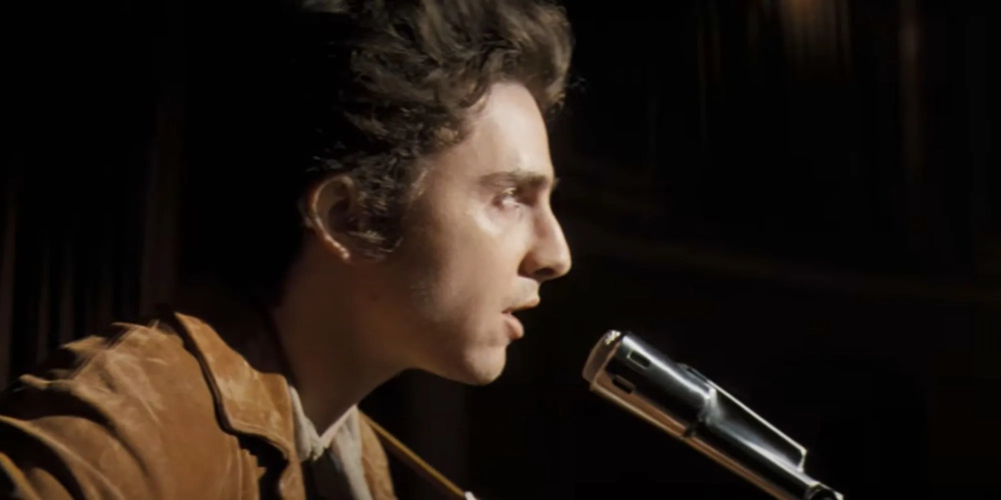 Timothee Chalamet در نقش باب دیلن در حال آواز خواندن در A Complete Unknown
