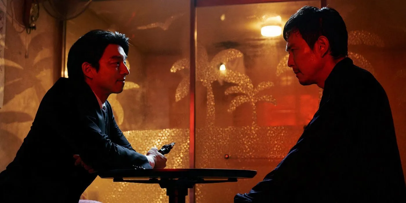 Lee Jung-jae در نقش Seong Gi-hun aka player 456 در Squid Game پشت میز با پخش کننده ddjaki نشسته است