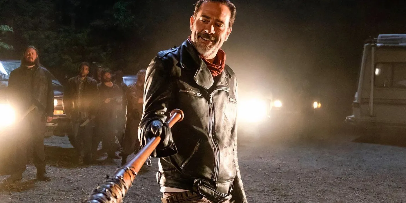 جفری دین مورگان در حال لبخند زدن در نقش نیگان در حالی که لوسیل را به سمت شخصی در The Walking Dead نشانه می رود