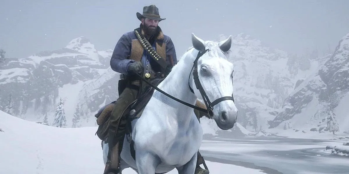 آرتور مورگان سوار بر اسبش در حالی که لباس Winter Gunslinger را در Red Dead Redemption 2 پوشیده است