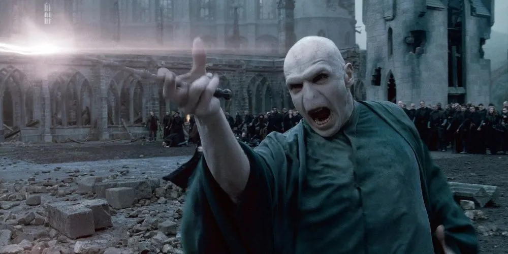 Ralph Fiennes در نقش ولدمورت که در The Deathly Hallows: Part II گرز بزرگتر را به دست می گیرد
