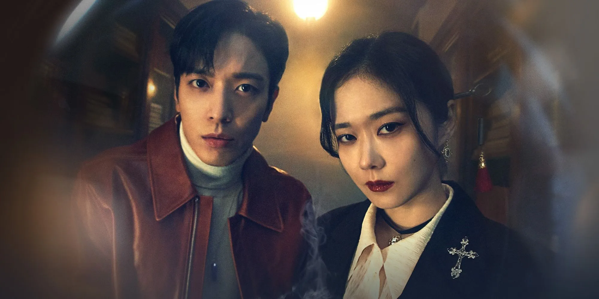 کاوری برای k-drama Sell Your Haunted House با شخصیت های اصلی که به جلوه بوکه خیره شده اند.