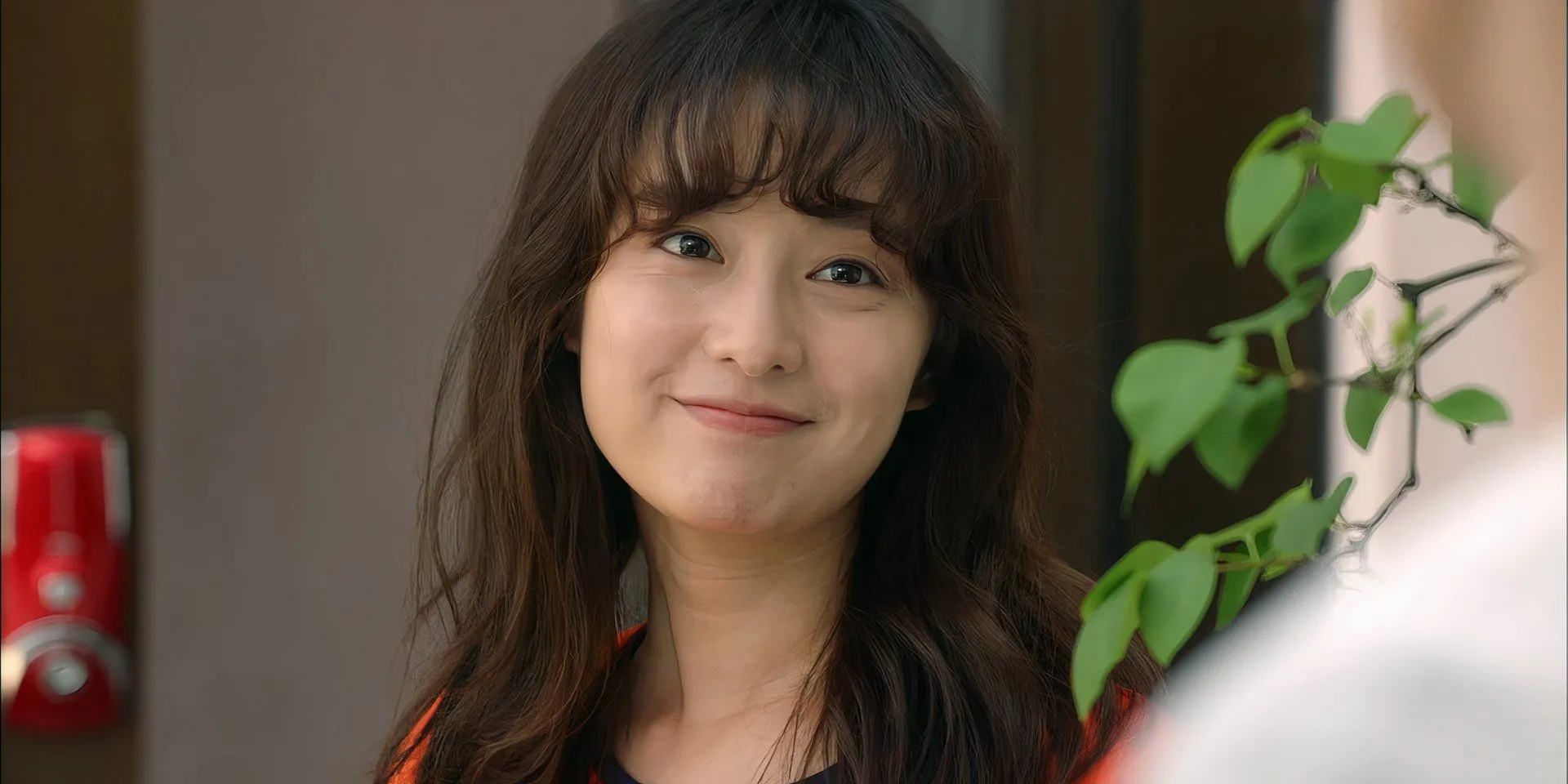 Kim Ji-won در نقش Choi Ae-ra در حال لبخند زدن در Fight For My Way