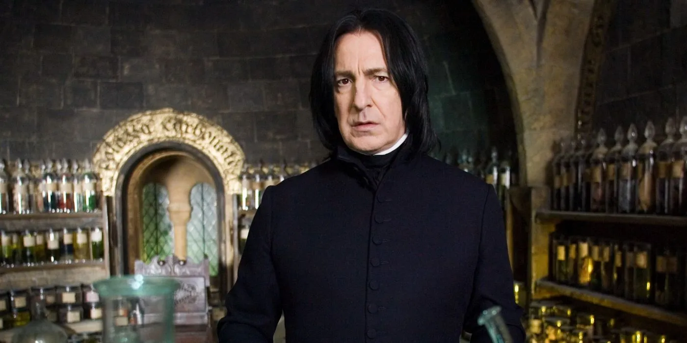 Severus Snape ایستاده در کلاس معجون خود در سری Harry Potter
