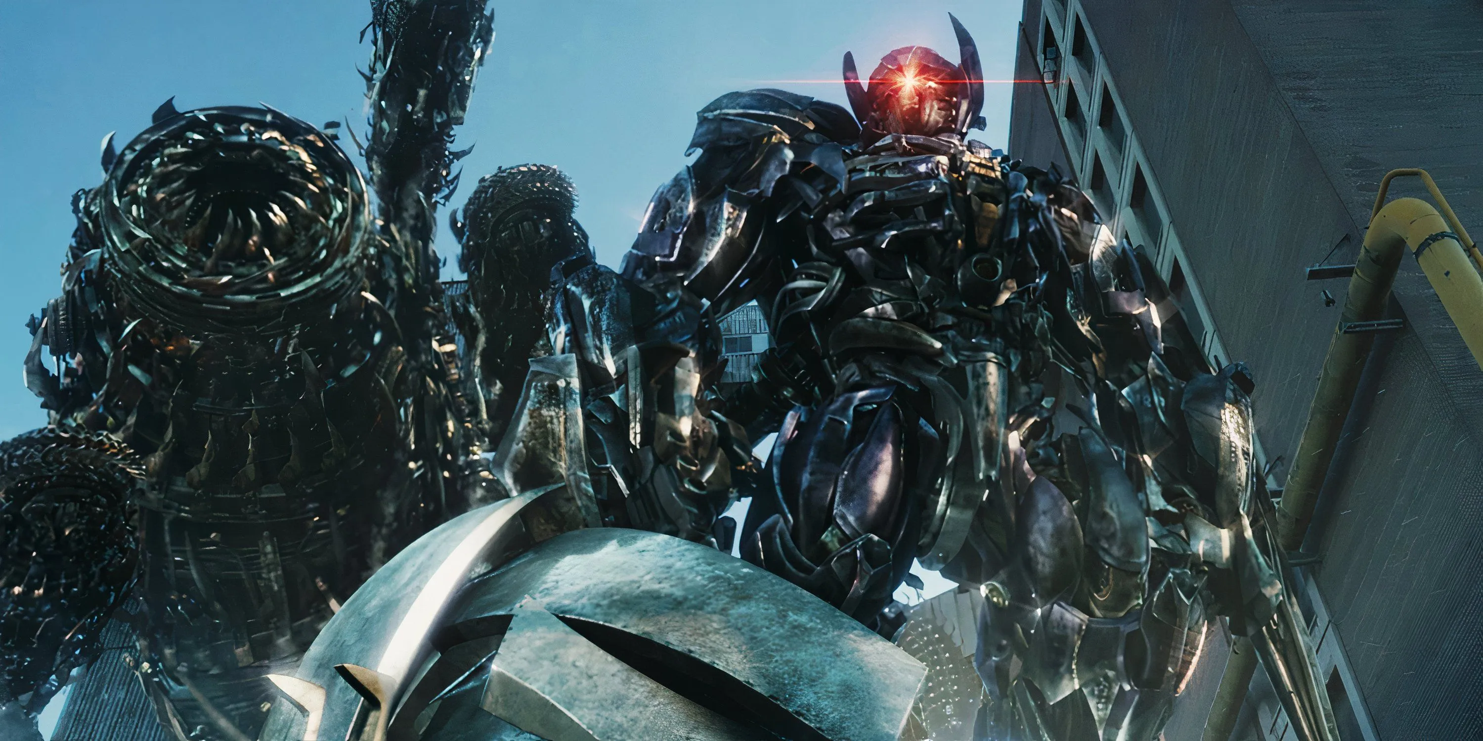 Shockwave به Autobots در Transformers: Dark of the Moon حمله می کند